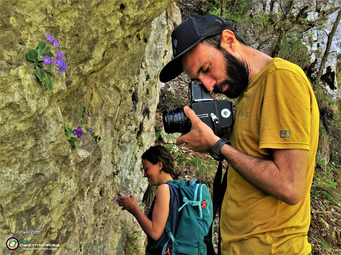 27 Fotografando la Primula albenensis con Andrea e Chiara.JPG